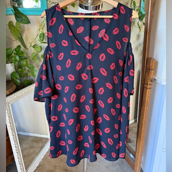 Torrid Plus Size 3X Black & Red Lips Georgette Cold Shoulder Blouse - Picture 7 of 12